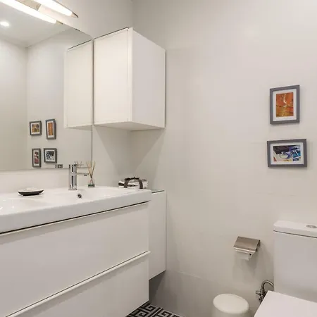 Light-filled, Fully Renovated Near Belem, By Timecooler