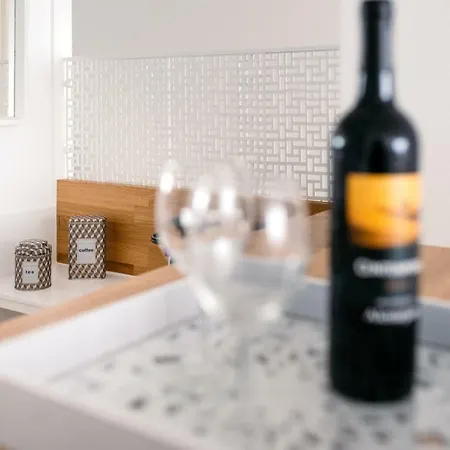 Light-filled, Fully Renovated Near Belem, By Timecooler