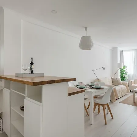 Light-filled, Fully Renovated Near Belem, By Timecooler