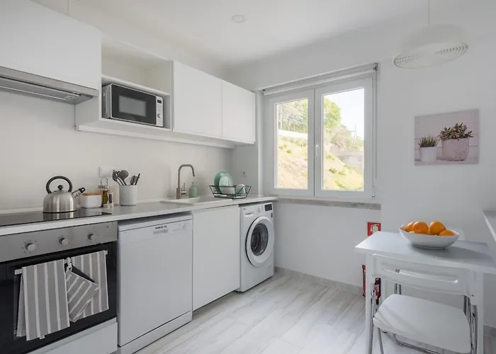 Light-filled, Fully Renovated Near Belem, By Timecooler