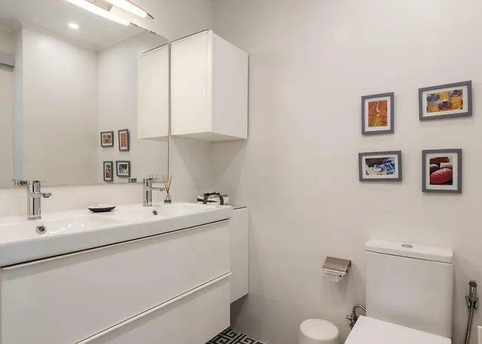 Light-filled, Fully Renovated Near Belem, By Timecooler