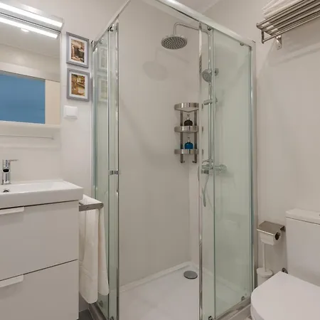 Light-filled, Fully Renovated Near Belém, By Timecooler