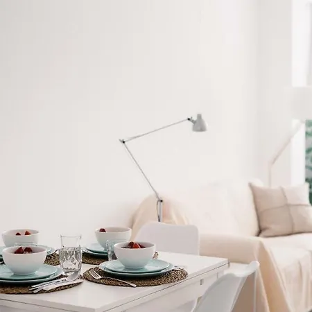 Light-filled, Fully Renovated Near Belem, By Timecooler דירה ליסבון