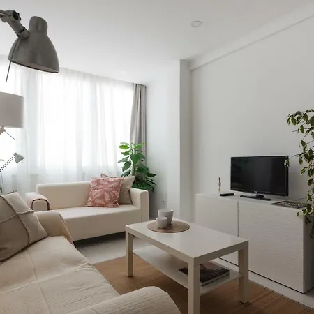 Light-filled, Fully Renovated Near Belem, By Timecooler דירה ליסבון